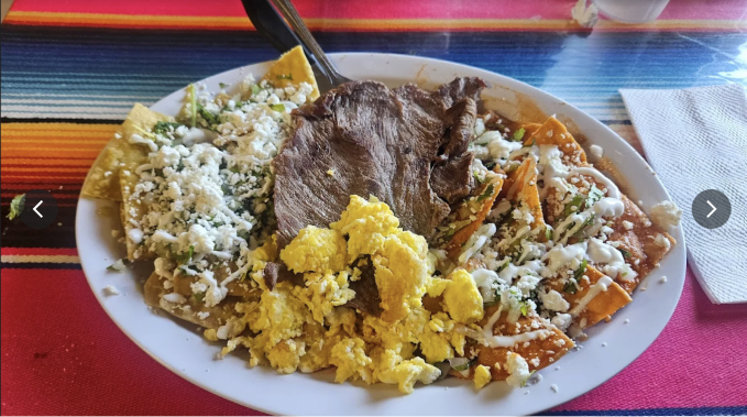 Chilaquiles con bistec, queso fresco y huevos
