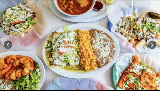 Variedad de platos mexicanos en la mesa